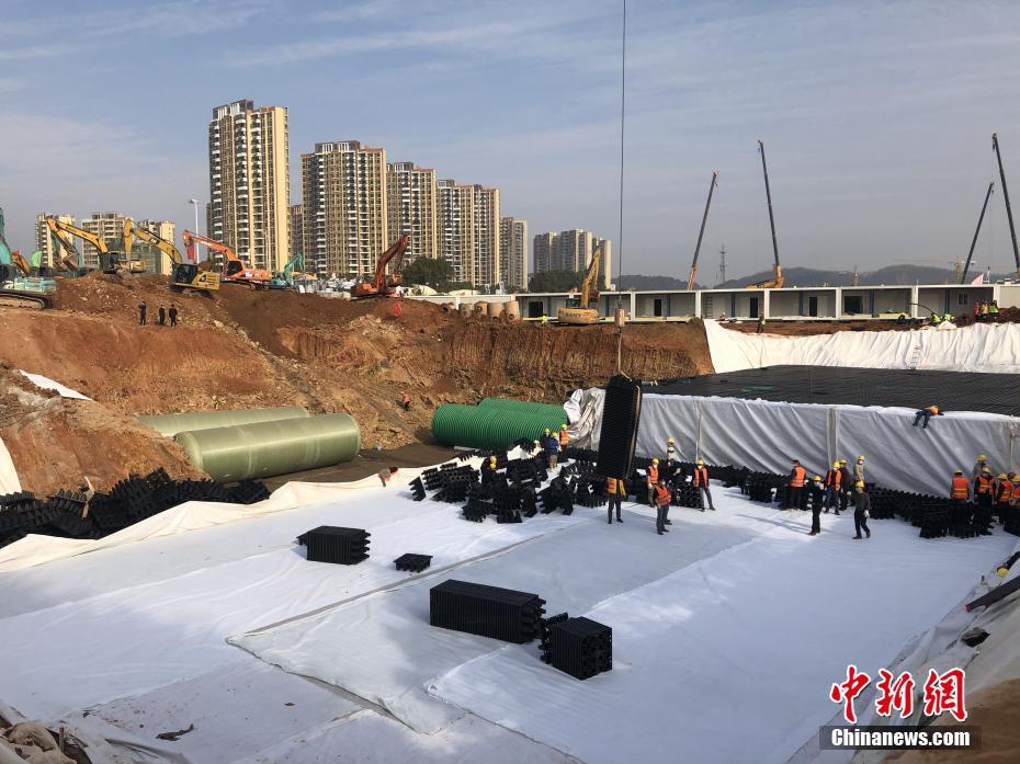 武汉市火神山医院雨污水处理设备大面积吊装